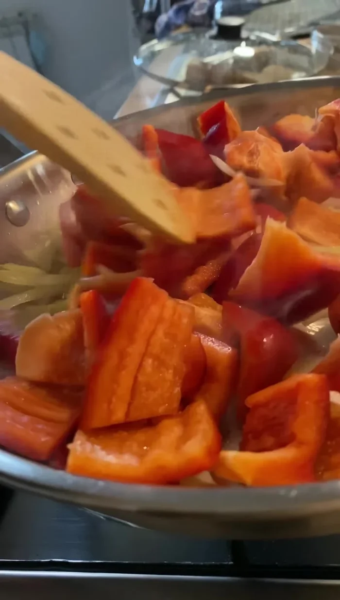 Paprika hinzufügen und andünsten.