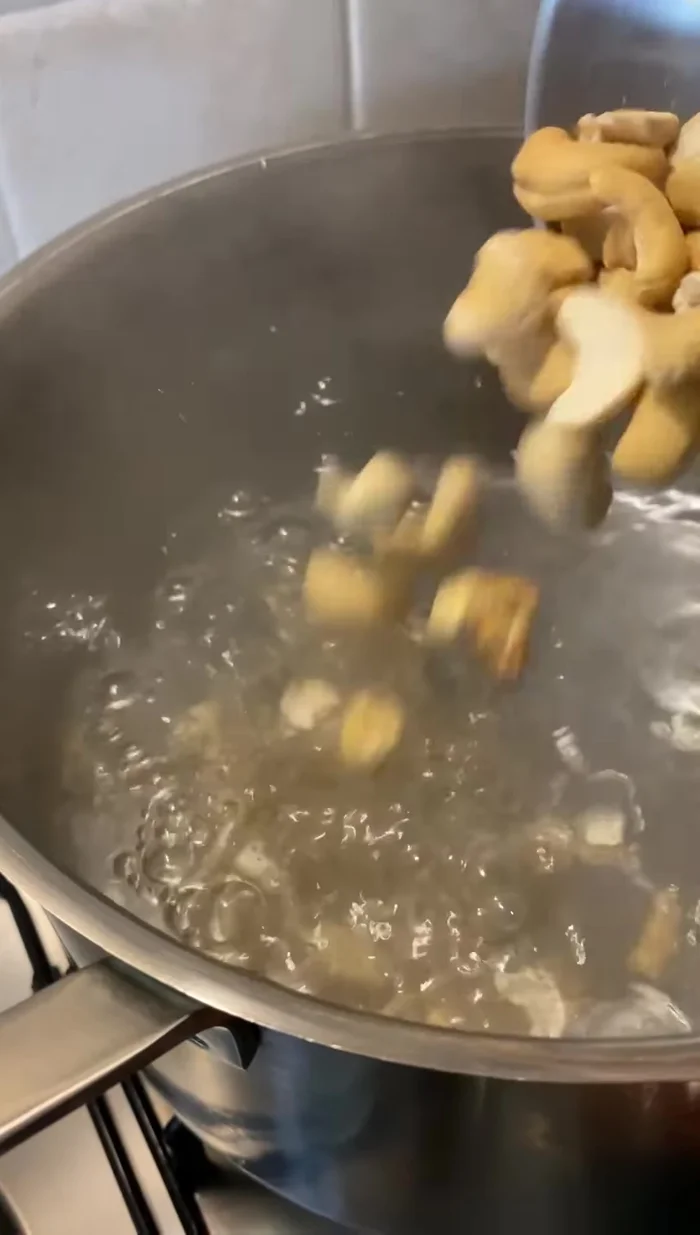 Wasser zum Kochen bringen, Cashewnüsse hinzufügen und ca. 10 Minuten kochen.