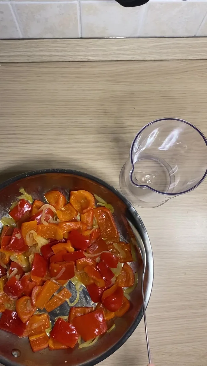 Gekochte Paprika mit Cashewnüssen mit einem Stabmixer pürieren, bis eine glatte Creme entsteht.