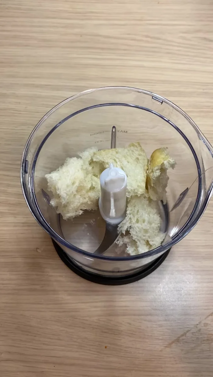 Brot weich machen und mit einem Mixer pürieren.