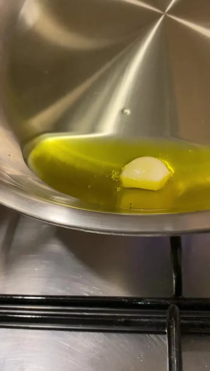 In einer Pfanne Öl und Knoblauch erhitzen, Semmelbrösel hinzufügen und goldbraun rösten (ca. 3 Minuten).