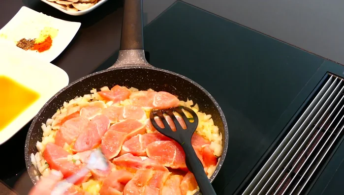 Fleisch aus der Pfanne nehmen.