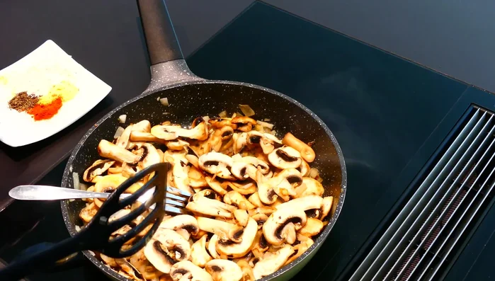 Gewürze (Salz, Paprika), Mehl hinzufügen und vermengen.