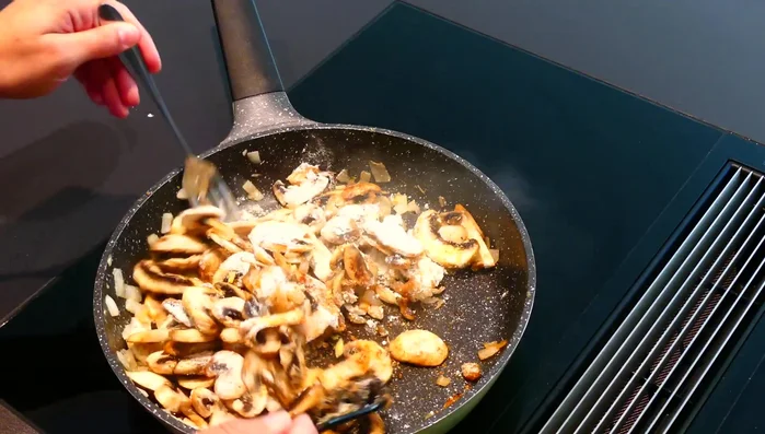 Mit 250ml Sahne (oder Nudelwasser) ablöschen.