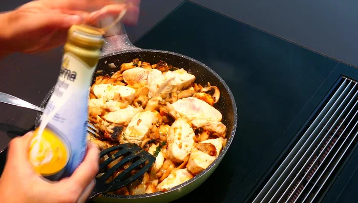 Fleisch zurück in die Pfanne geben. Auf Stufe 5 köcheln lassen, mit Deckel, für ca. 10 Minuten.