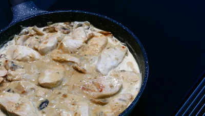 Zartes Hähnchen in Pilzrahmsauce - Einfaches Rezept