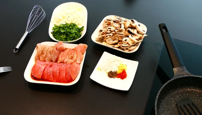 Hähnchenfleisch in einer Marinade aus Essig, Sojasauce und Zitrone (nach Geschmack) für ca. 5 Minuten marinieren.