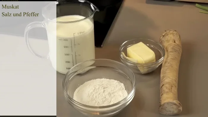 Für die Meerrettichsauce: 50g Butter schmelzen, 60g Mehl hinzufügen und anschwitzen, bis keine Klumpen mehr vorhanden sind. Einen Teil der Sahne hinzufügen und verrühren.