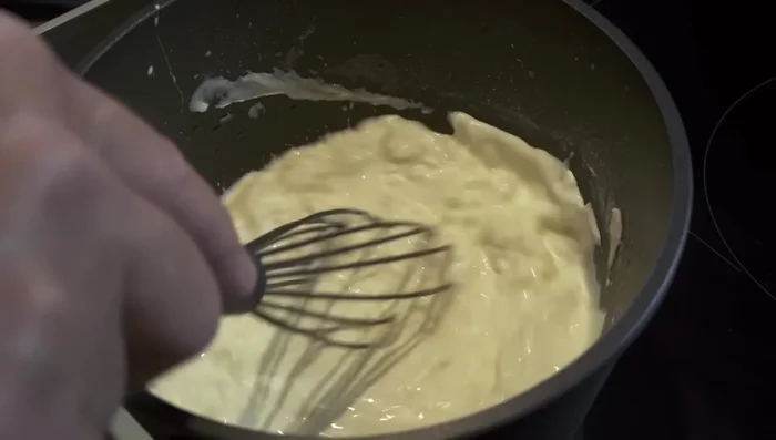 Restliche Sahne und soviel Brühe vom Tafelspitz hinzufügen, bis die gewünschte Konsistenz erreicht ist. Mit Salz, Pfeffer und nach Belieben mit Zitronensaft und Muskatnuss abschmecken.