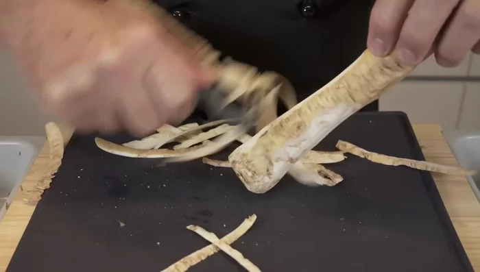 Frischen Meerrettich schälen und reiben (Vorsicht wegen der ätherischen Öle!). Kurz vor dem Servieren unter die Sauce heben.