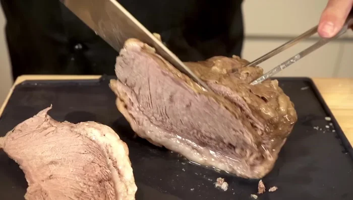 Tafelspitz aufschneiden und mit Meerrettichsauce, Bouillonkartoffeln und Roter Bete servieren.