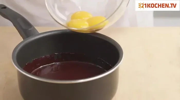 Eigelb mit dem Schneebesen unter die abgekühlte Schokoladenmilch rühren.