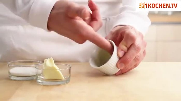 Die ofenfesten Förmchen mit weicher Butter ausstreichen und mit Zucker gründlich ausstreuen.