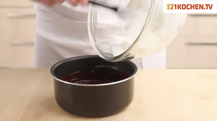 Die Hälfte des Eischnees unter die Creme heben.
