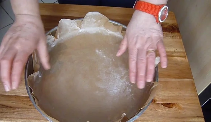 Teig in ein mit Backpapier ausgelegtes, rundes Backblech geben.