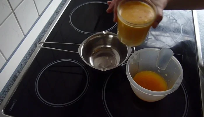 Die beiseitegestellte Mischung mit Orangensaft verrühren.