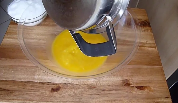 Margarine und Zucker vermischen.