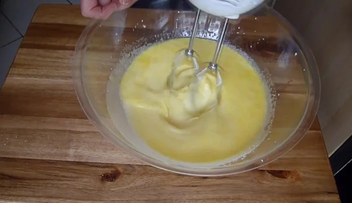 Milch, Eier und Vanillezucker hinzufügen und verrühren.