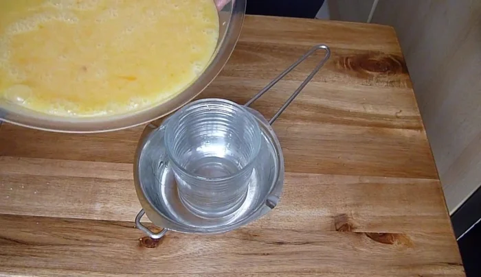 Ein Glas der Mischung beiseite stellen.