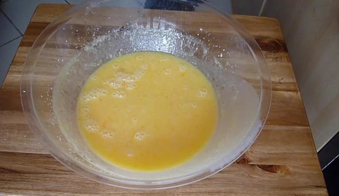 Mehl und Backpulver vermischen und zum restlichen Teig geben.