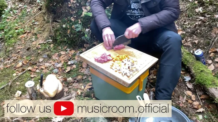 Schweinefleisch in 2cm große Stücke schneiden.