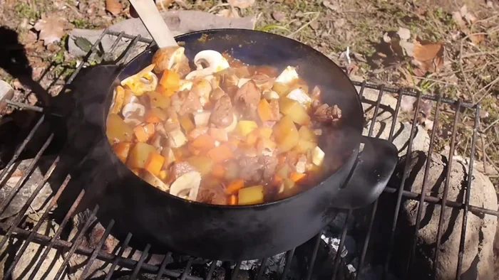 Pilze und Gemüse hinzufügen.