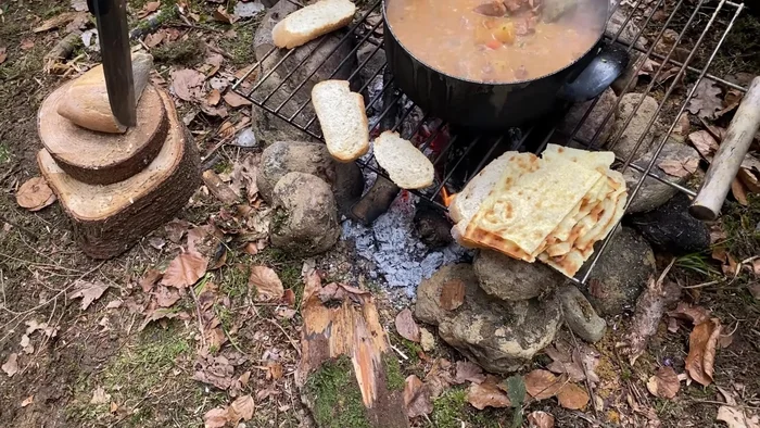 Mit Weißbrot und Paniermehl servieren.