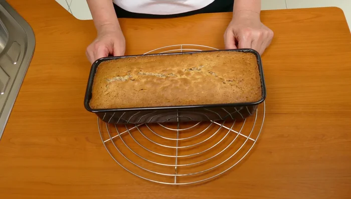 Kuchen 5 Minuten in der Form abkühlen lassen, dann stürzen und auf einem Kuchengitter vollständig auskühlen lassen.