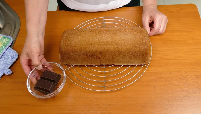 Kuvertüre schmelzen (ggf. mit 1 EL Öl verrühren für bessere Verstreichbarkeit).