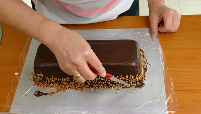 Kuchen vorsichtig vom Backpapier lösen.