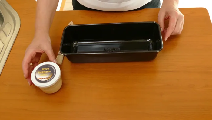 Backform fetten und mit Backtrennmittel behandeln.