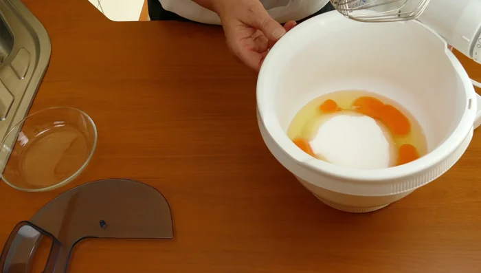 Eier und Zucker 3-4 Minuten schaumig schlagen.