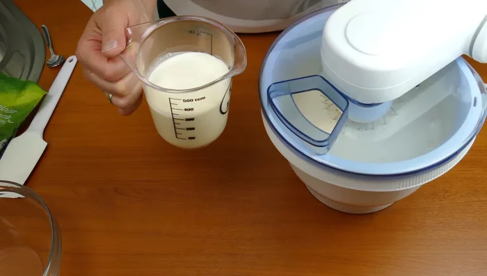 Sahne unter die Eier-Zucker-Masse rühren.