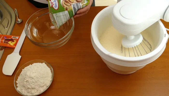 Haselnüsse, Mehl und Backpulver vermischen.