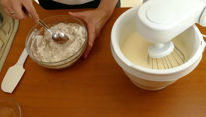 Trockene Zutaten unter den Teig heben.