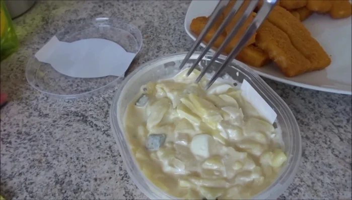 Kartoffelsalat in eine Schüssel geben.