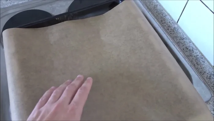 Backofen auf 200 Grad Ober-/Unterhitze vorheizen. Backpapier auf das Backblech legen.