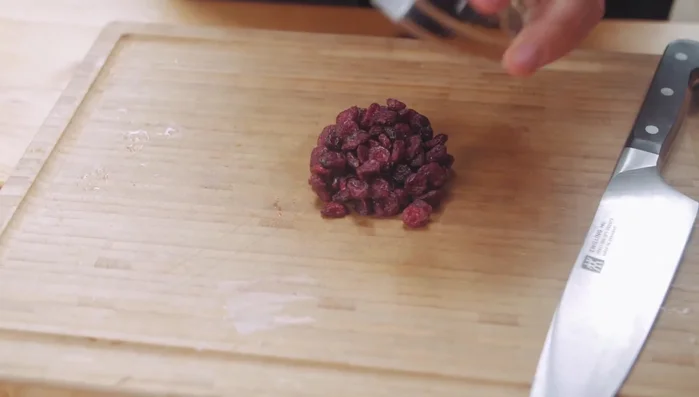 Mit etwas Rotwein oder Brühe ablöschen und reduzieren. Zum Schluss etwas kalte Butter einrühren. [161.75]