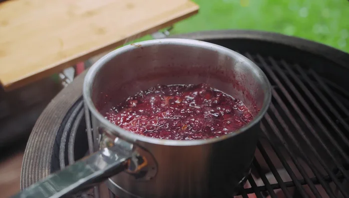 Hirschkarree aus dem Beutel nehmen und in schöne Koteletts oder Steaks schneiden. [205.26]