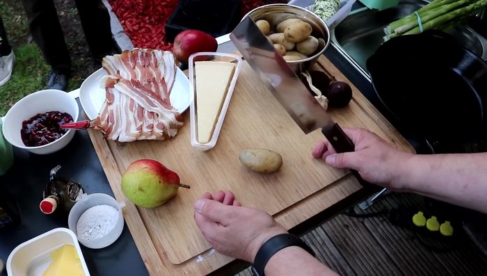 Kartoffeln halbieren und mit Butterschmalz, Knoblauch und Kräutern in der Pfanne anbraten. (Vorbereiten möglich, bevor die Feuerplatte heiß ist)