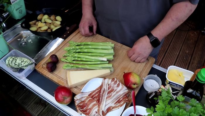 Grünen Spargel waschen und die Enden entfernen. (Die Enden können für Brühe verwendet werden.)
