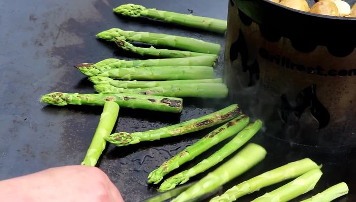 Spargel mit Olivenöl leicht anbraten.