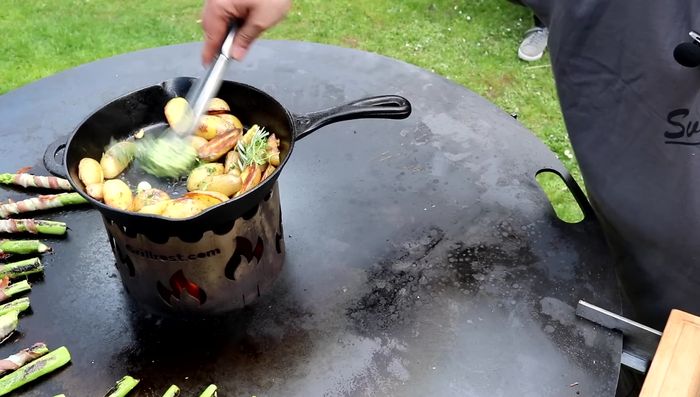 Birnen auf der Feuerplatte grillen.