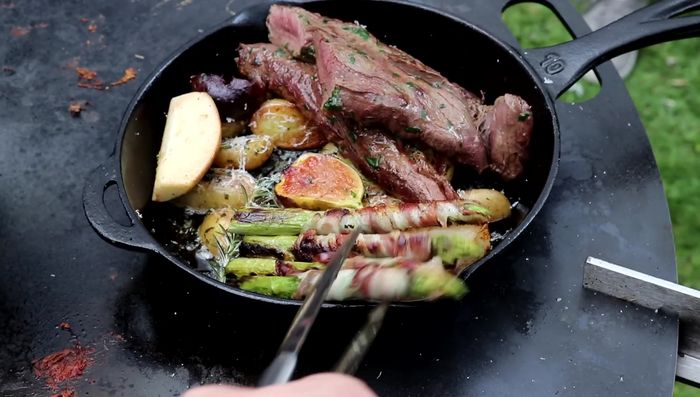 Alles anrichten: Hirschfilet, Spargel, Kartoffeln, Birnen, Feigen, Preiselbeeren und Balsamico-Reduktion.