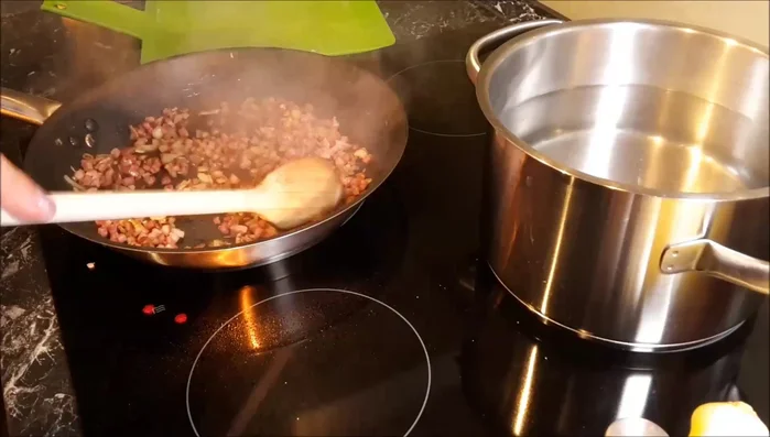 Nudeln nach Packungsanleitung kochen.