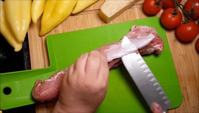 Schweinefilet parieren (Sehnen entfernen), in ca. 3 cm dicke Medaillons schneiden und leicht salzen.