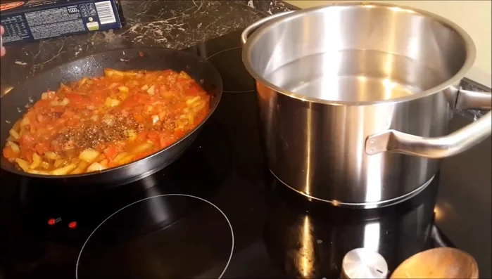 Soße mit Salz, Pfeffer, Lorbeerblättern, Rosmarin und Thymian abschmecken.