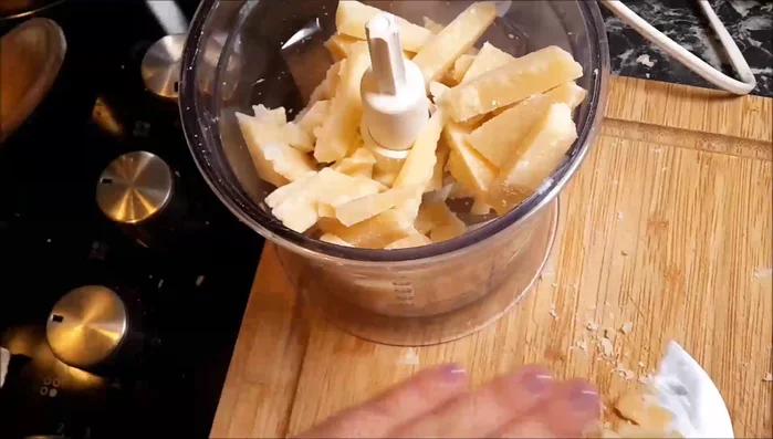 Parmesan fein hacken.