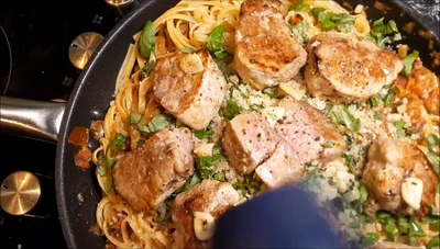 Pasta mit Tomaten-Speck-Soße & saftigen Schweinemedaillons