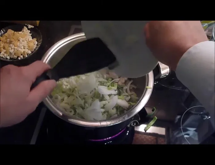Zwiebeln und Knoblauch hinzufügen und mitbraten.